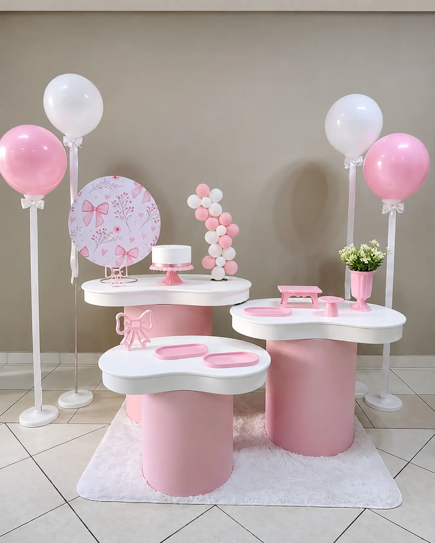 Mesa decorada infantil em rosa, com balões e painel redondo