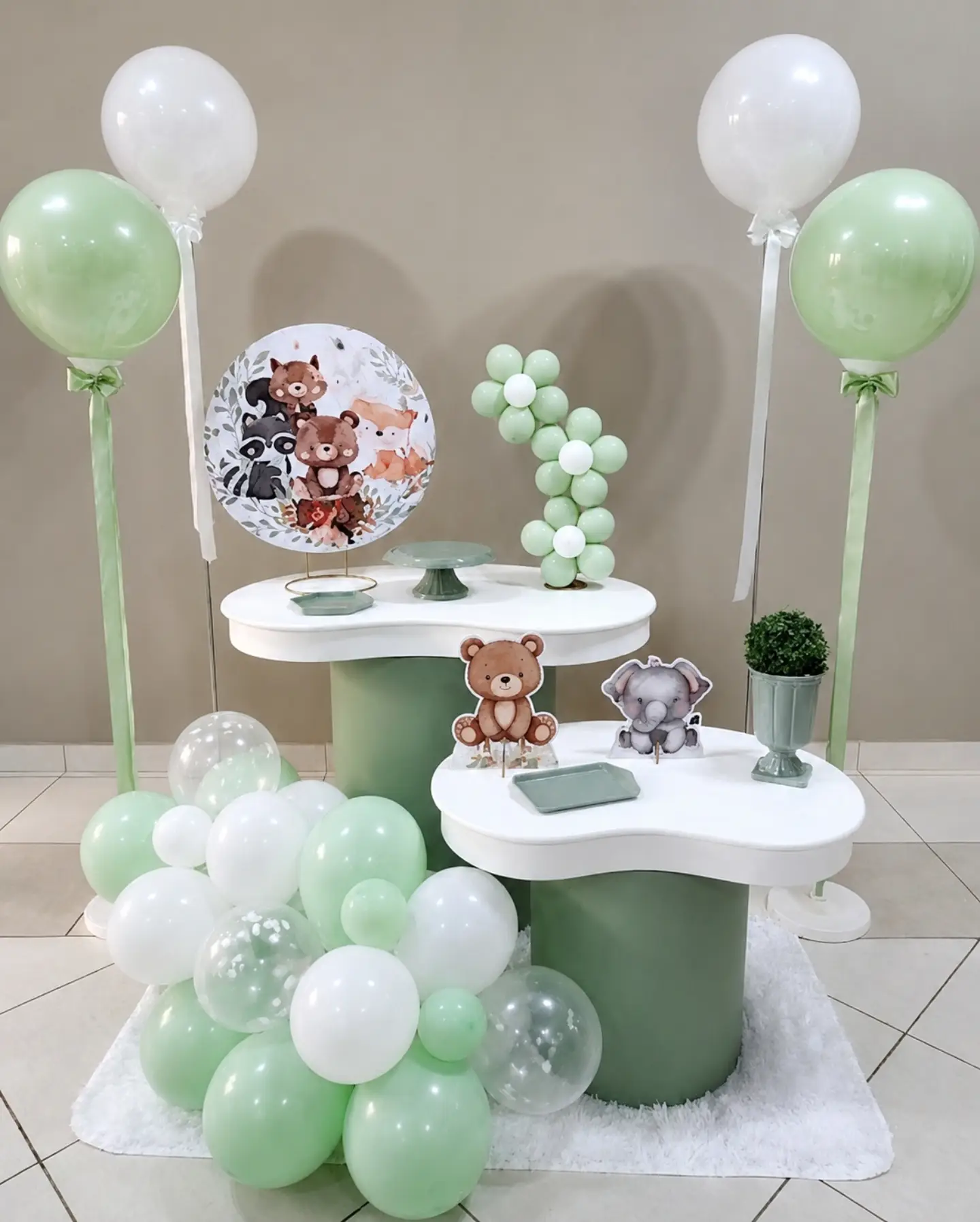 Mesa decorada tema safari, em tons de verde, com balões e bichinhos