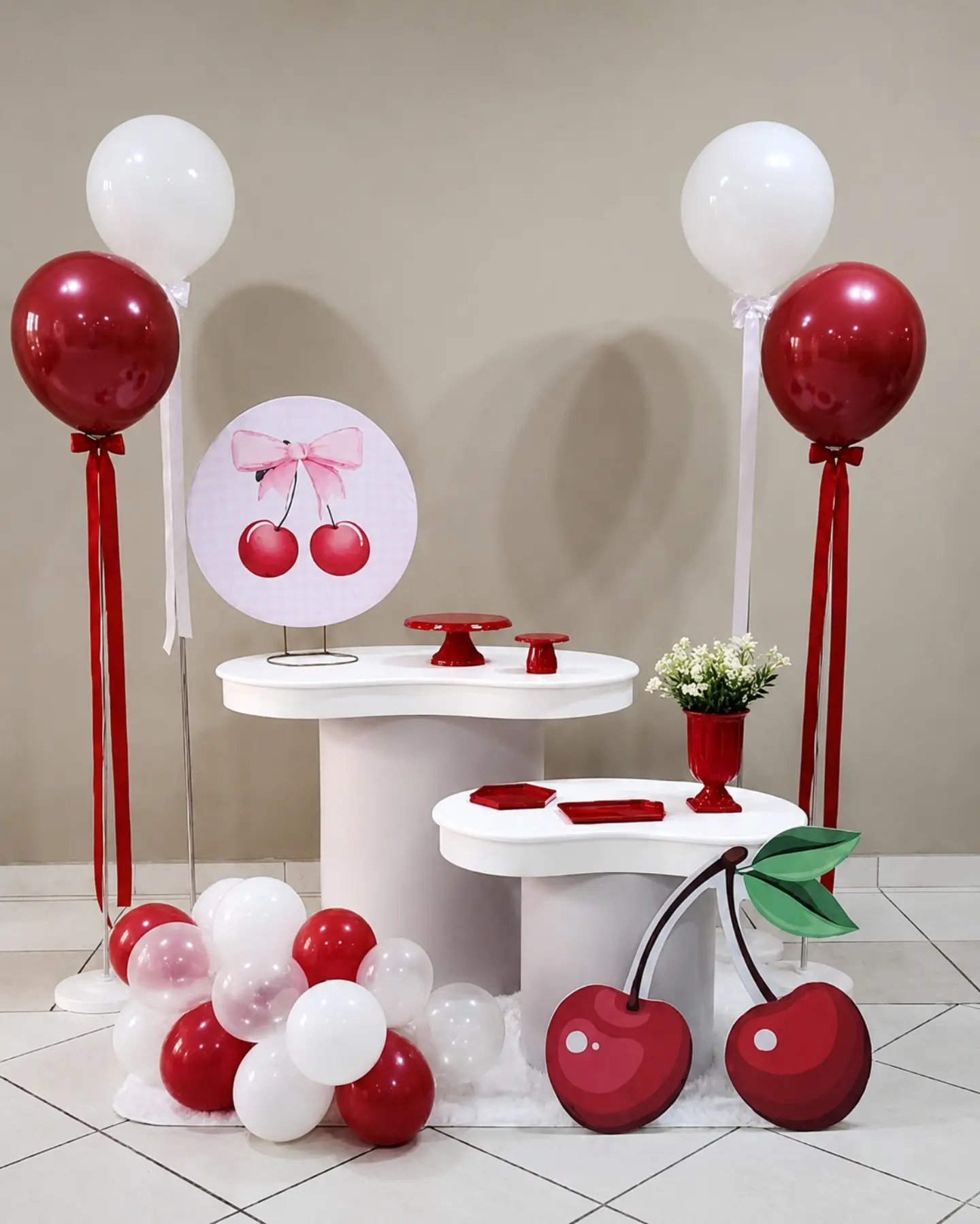 Mesa decorada tema cereja, em vermelho e branco, com balões