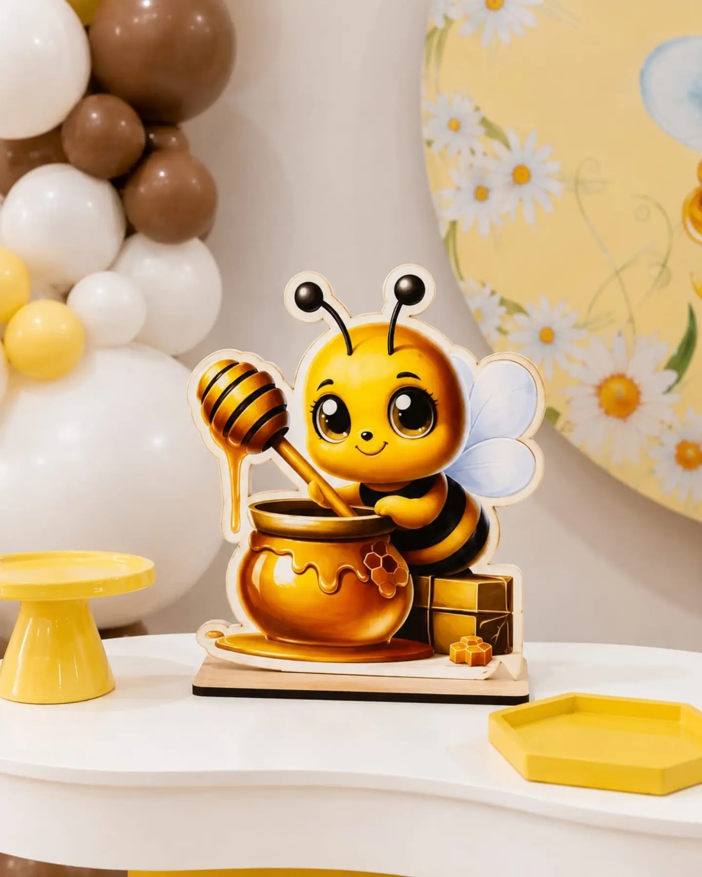 Painel amarelo com a abelhinha e o pote de mel