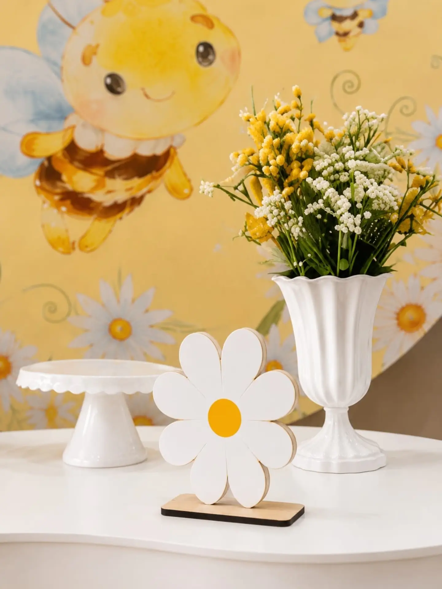 Margarida decorativa e vaso com flores do campo