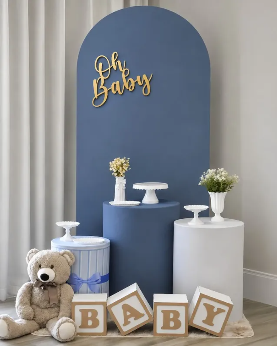 Kit Encanto azul visto de frente, com painel Oh Baby, ursinho e cubos BABY