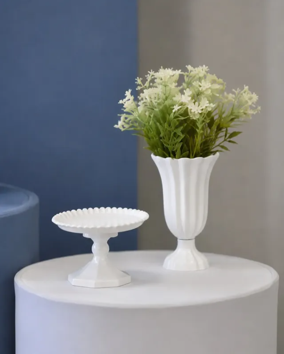 Vaso branco com flores sobre cilindro, no Kit Encanto azul