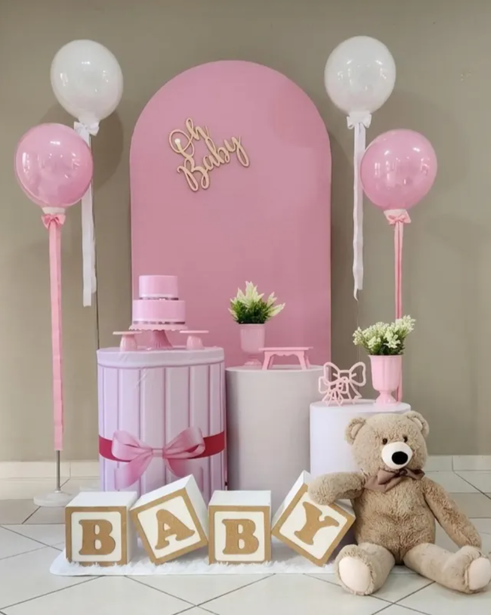 Kit Encanto rosa visto de frente, com painel Oh Baby, balões e ursinho