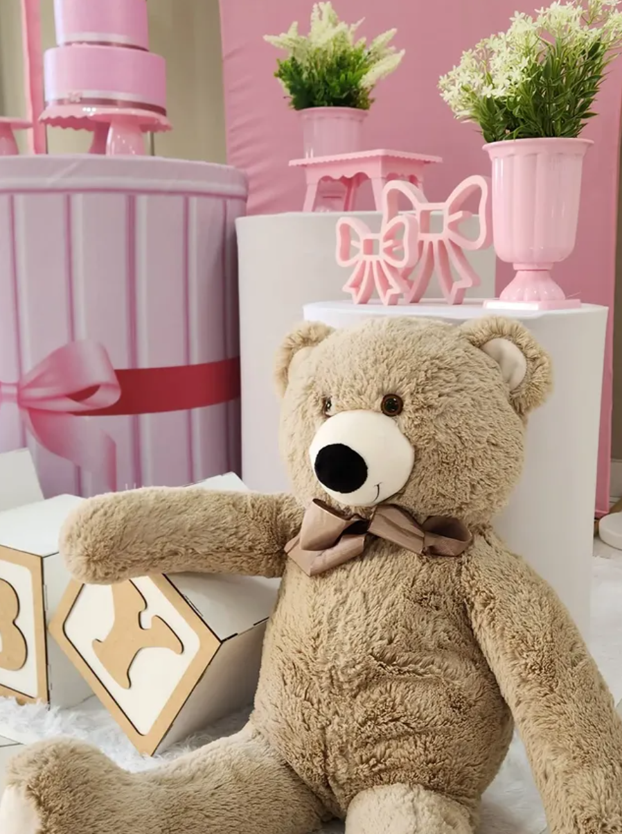 Ursinho com laço e cubos BABY sobre a decoração rosa