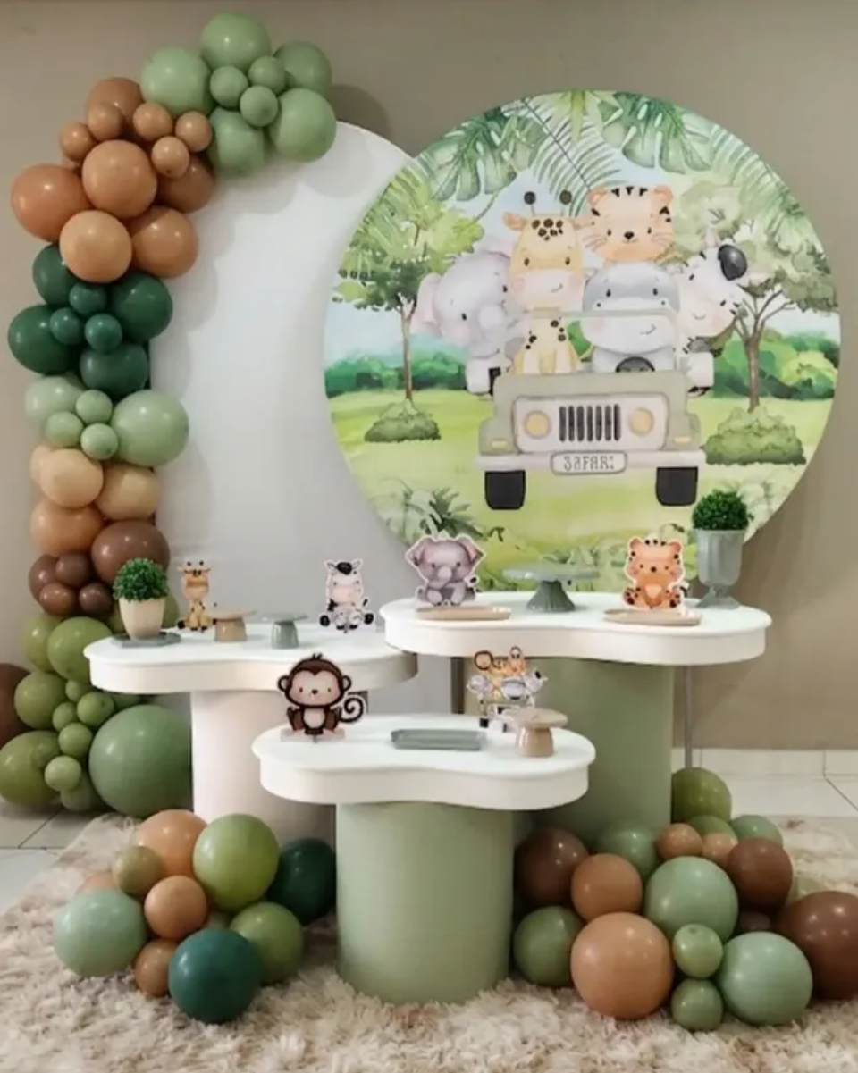 Kit Encanto Safari visto de frente, com painel de bichinhos e arco de balões verdes