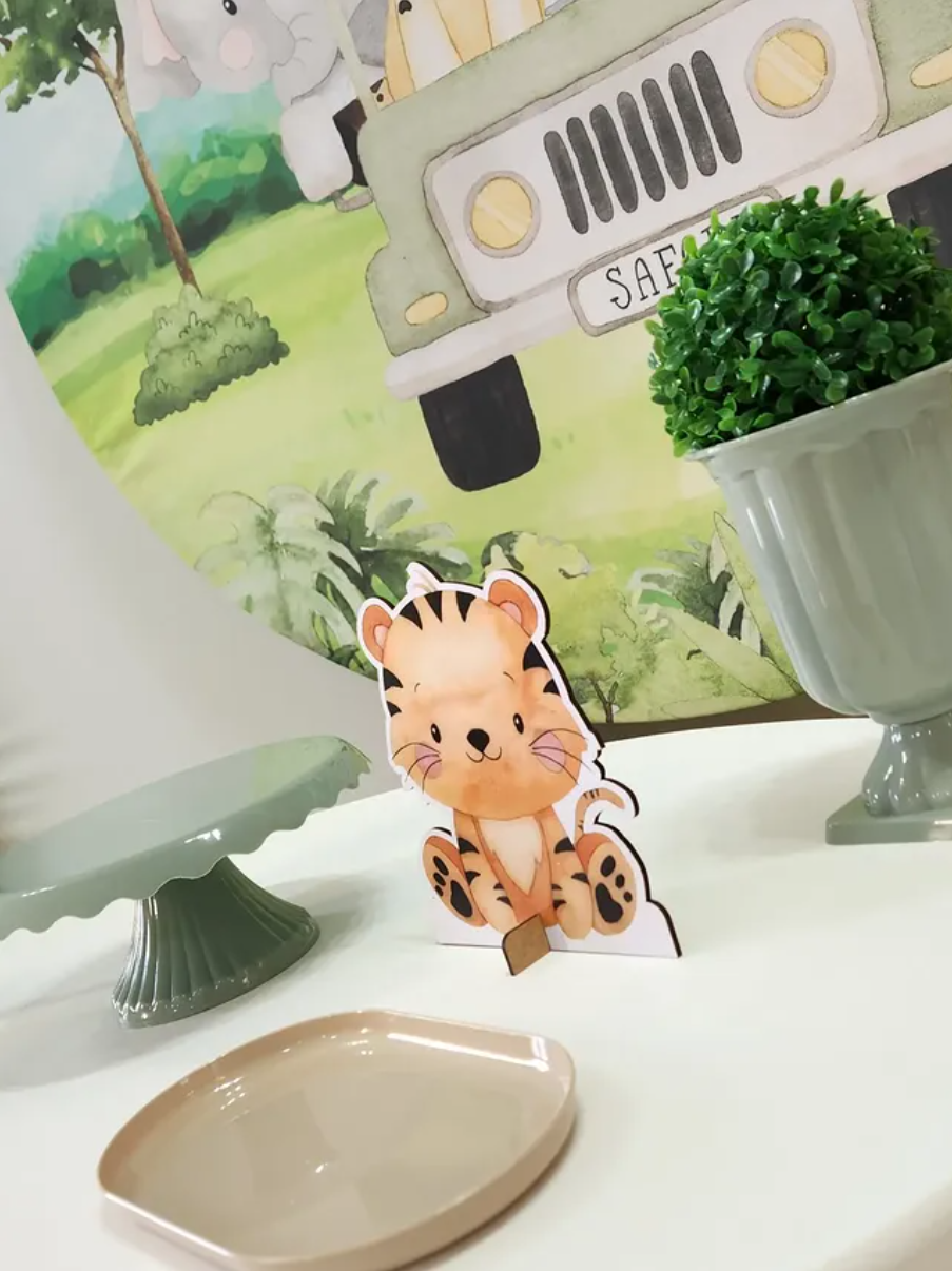 Tigre decorativo de papel sobre a mesa do Kit Encanto Safari