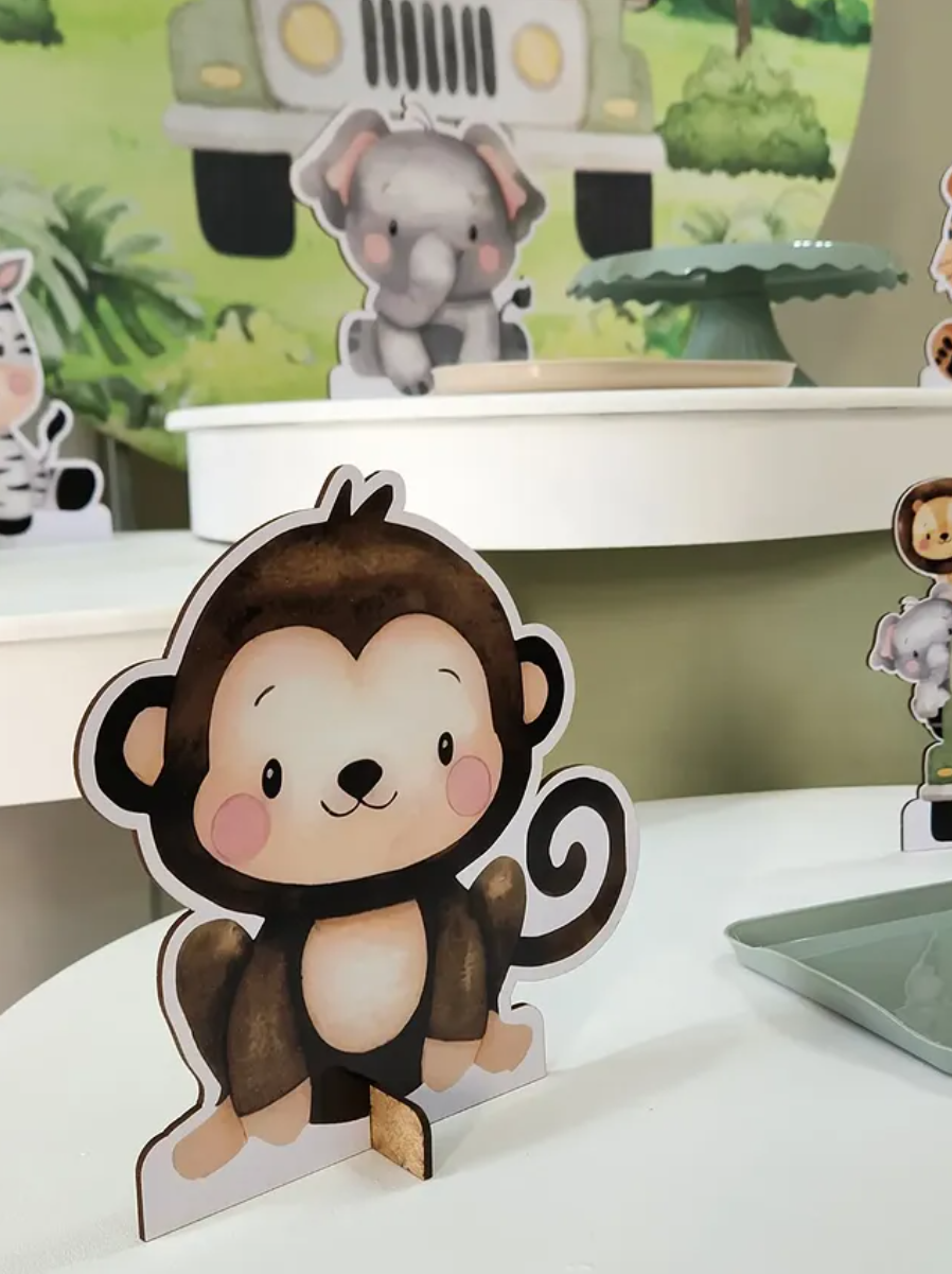 Macaco decorativo de papel na mesa do Kit Encanto Safari